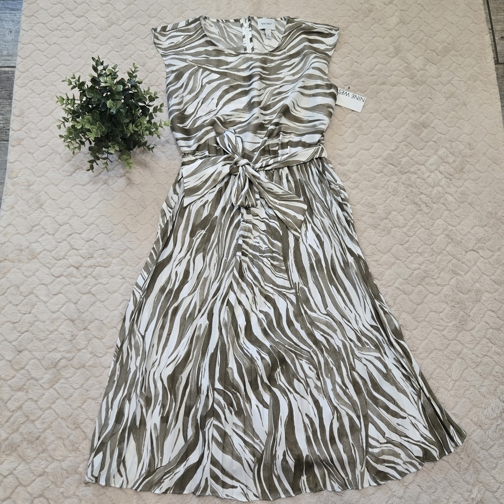 Nine West Green Animal Stripes Pleated Bottom Dress, Size Medium NWT - Picture 2 of 11